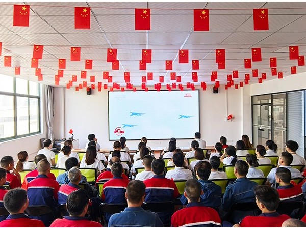 铭记历史珍爱和平，砥砺奋进开创未来！黄瓜视频APP下载入口机械集体观看胜利日纪念大会